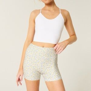 Hollister Gilly Hicks Active Recharge Shortie 3" in white floral